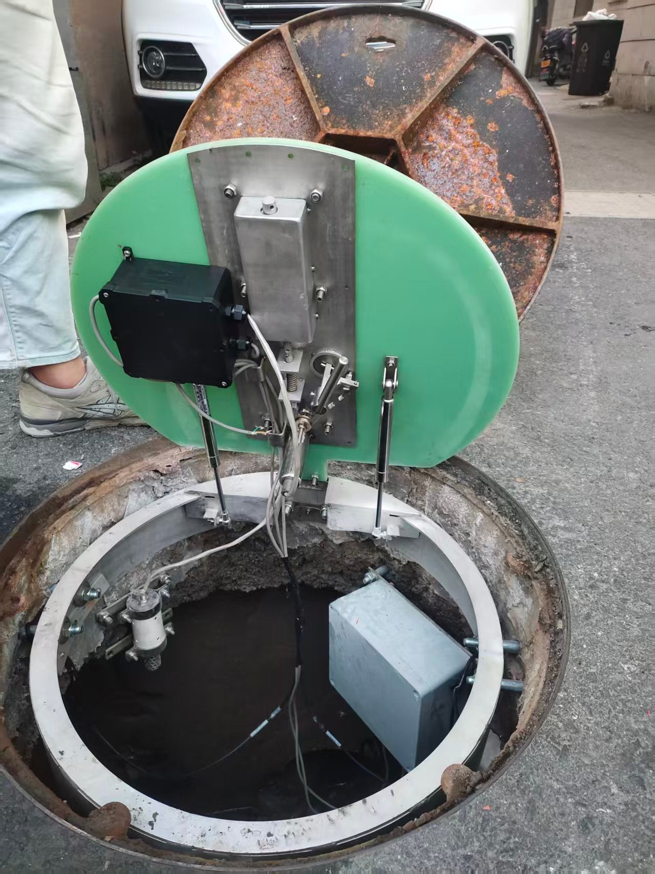 Customizable hinged sub-cover (double-layer manhole cover below the main cover)