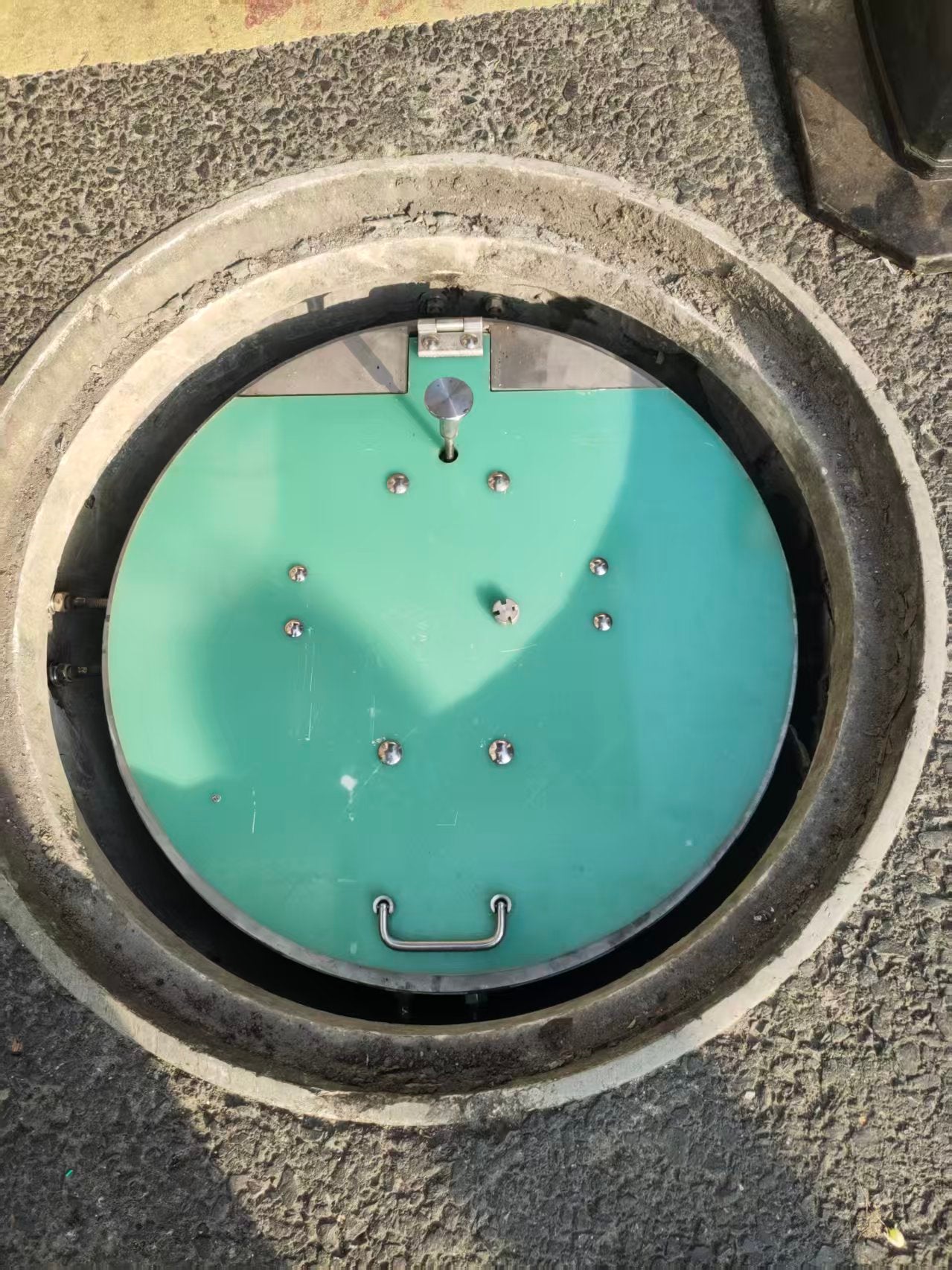 Customizable hinged sub-cover (double-layer manhole cover below the main cover)