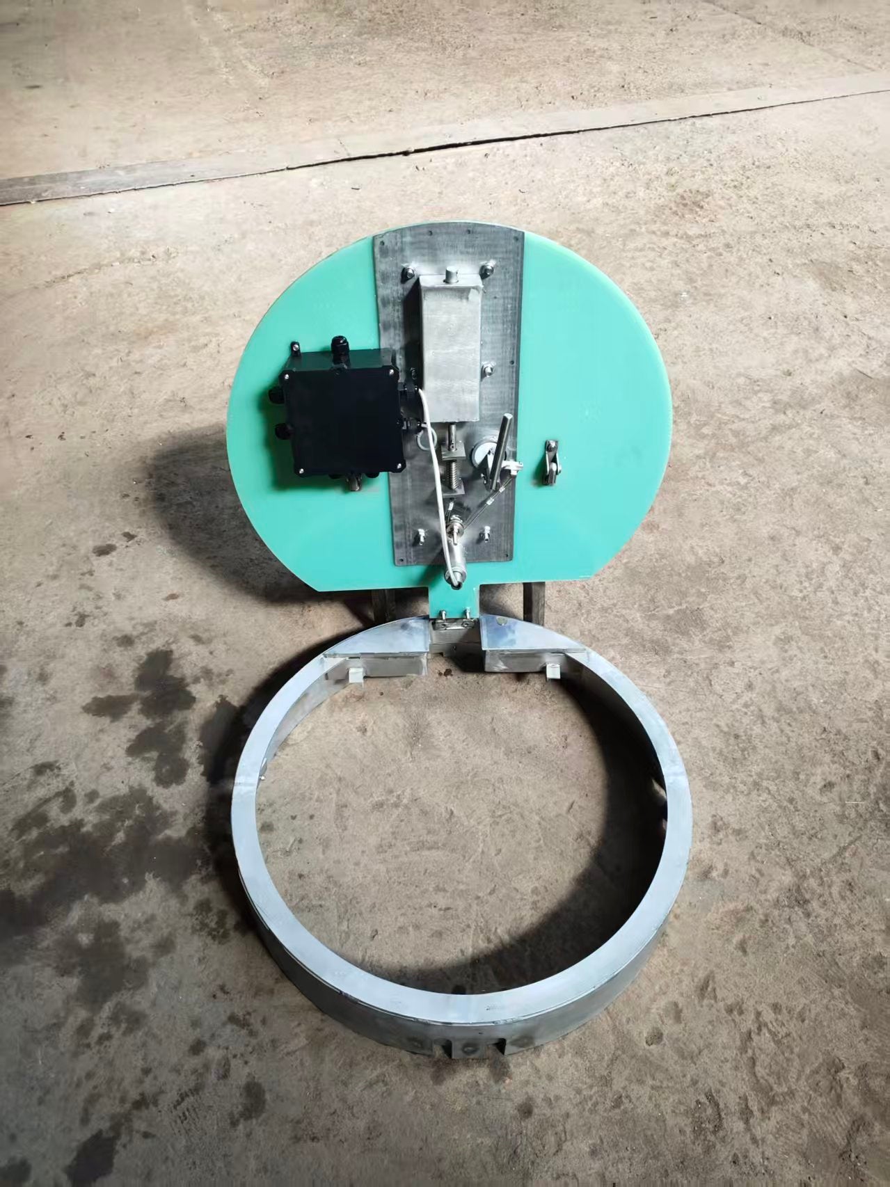 Customizable hinged sub-cover (double-layer manhole cover below the main cover)