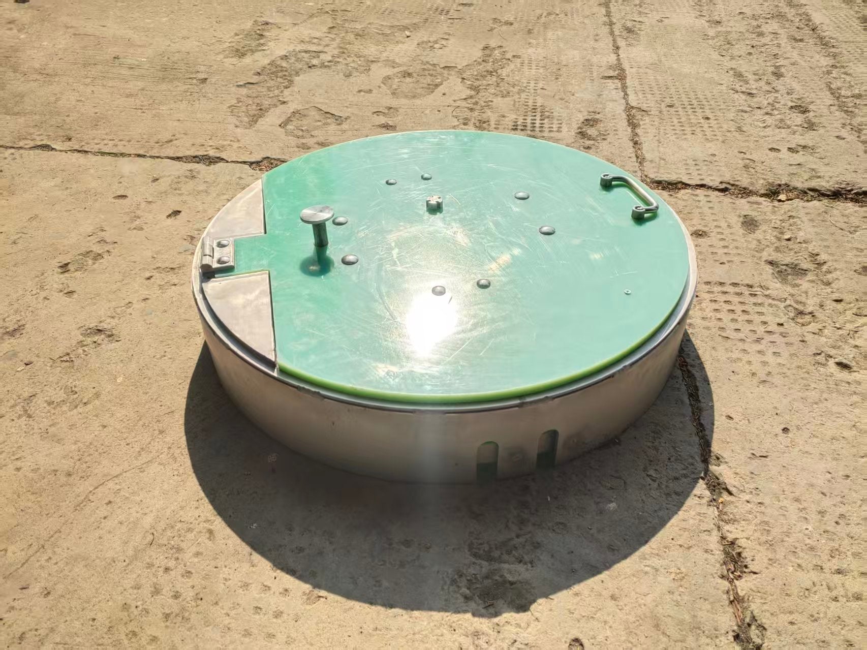 Customizable hinged sub-cover (double-layer manhole cover below the main cover)