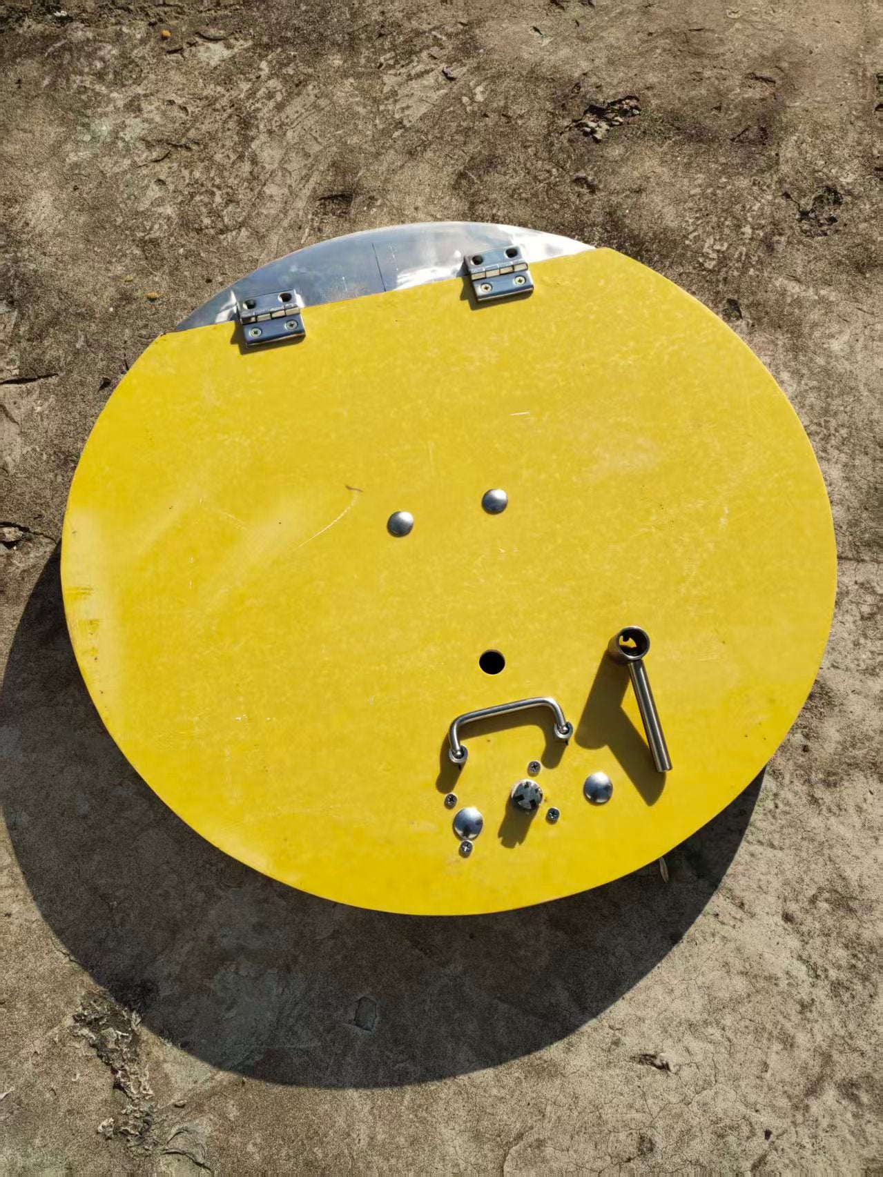 Customizable hinged sub-cover (double-layer manhole cover below the main cover)