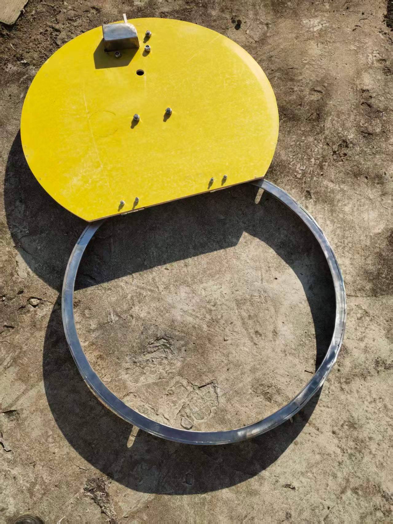 Customizable hinged sub-cover (double-layer manhole cover below the main cover)