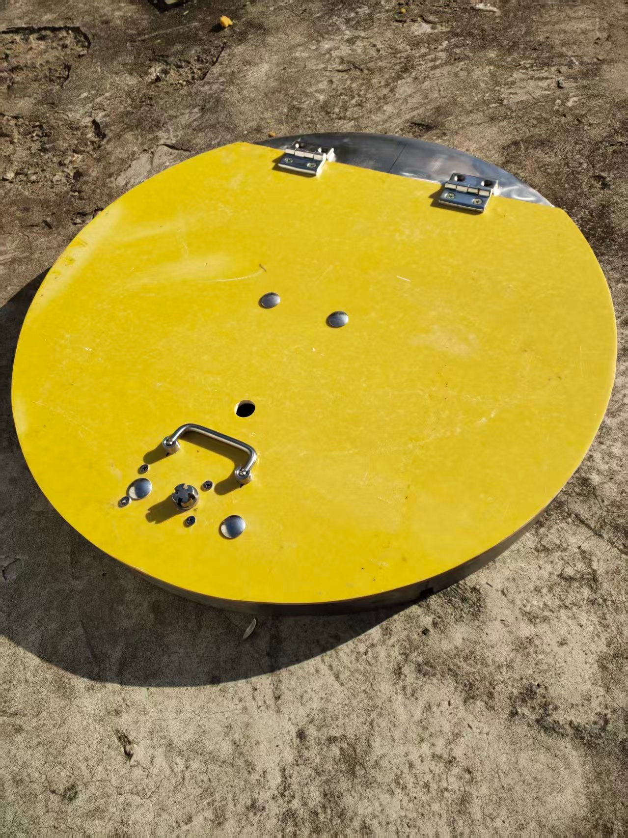 Customizable hinged sub-cover (double-layer manhole cover below the main cover)