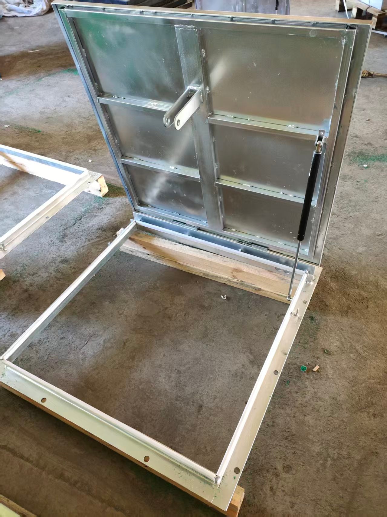 Customizable hydraulic manhole cover/hydraulic Floor Hatch for integrated pipe gallery