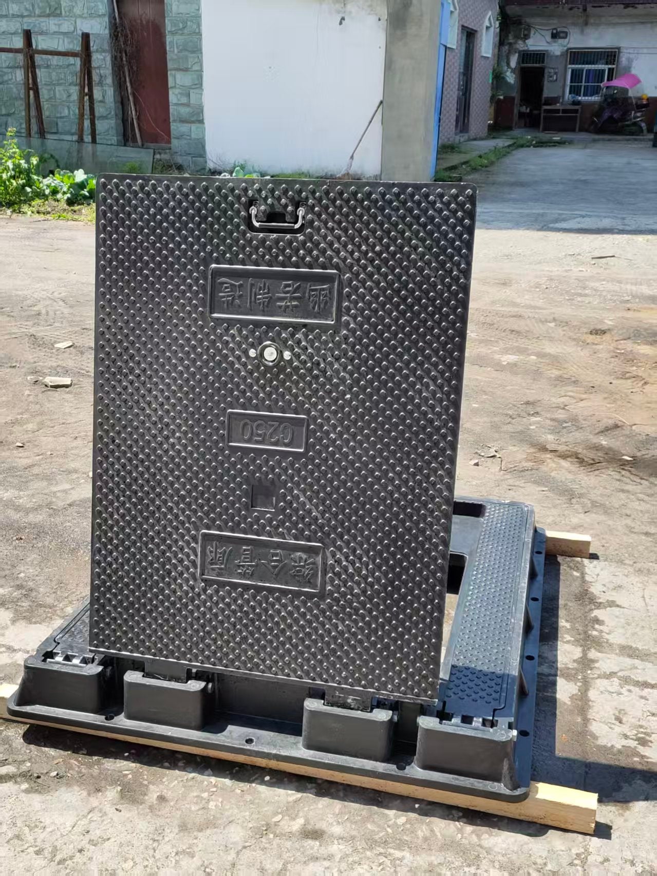 Customizable hydraulic manhole cover/Motorised floor access hatch for integrated pipe gallery