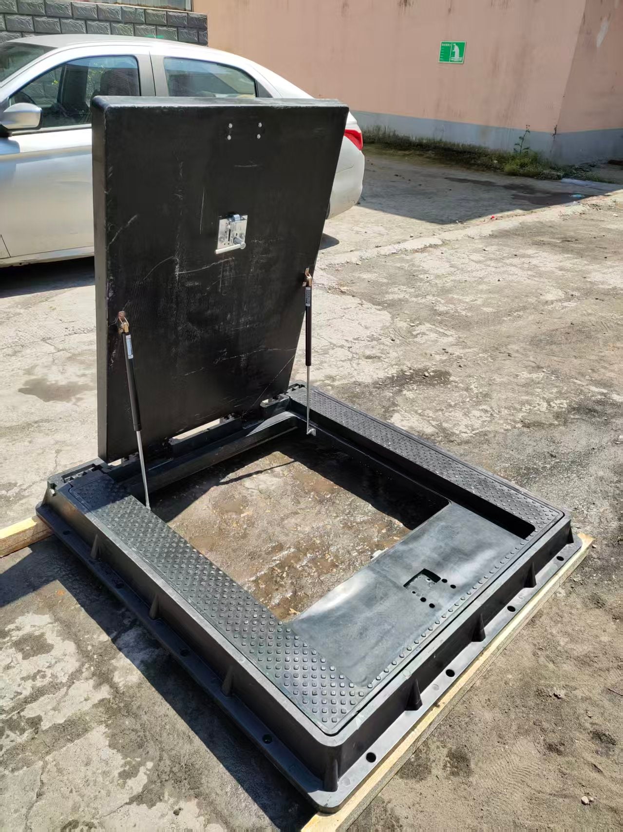 Customizable hydraulic manhole cover/Motorised floor access hatch for integrated pipe gallery