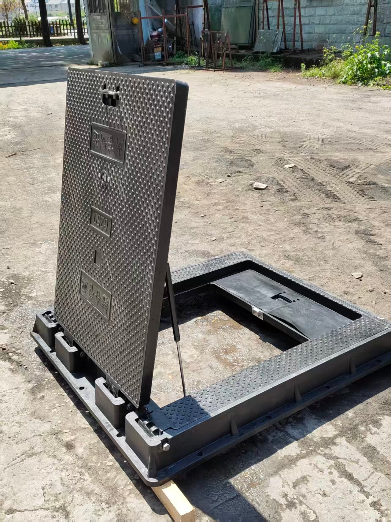 Customizable hydraulic manhole cover/Motorised floor access hatch for integrated pipe gallery