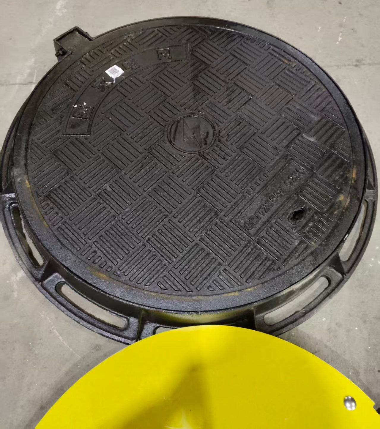 Customizable ductile iron double-layer manhole covers