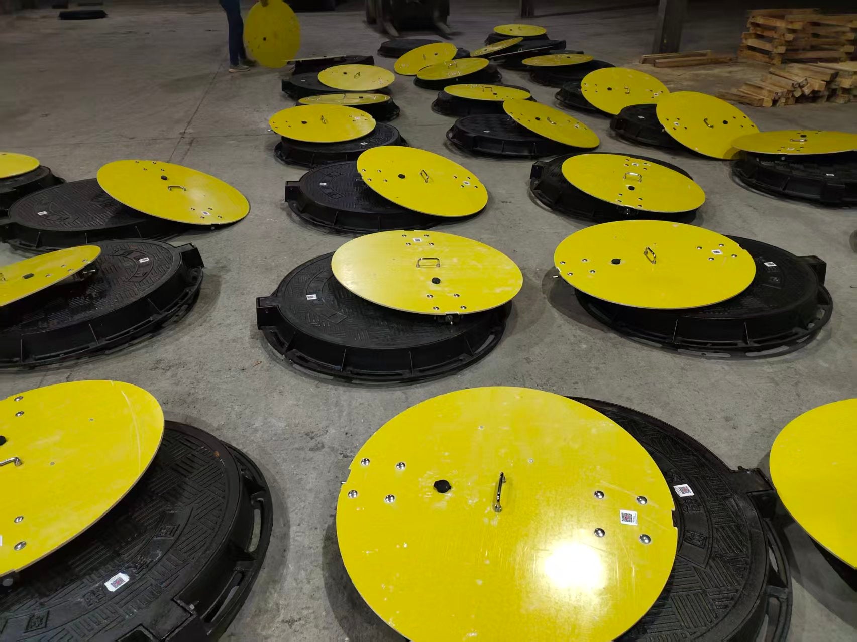 Customizable ductile iron double-layer manhole covers
