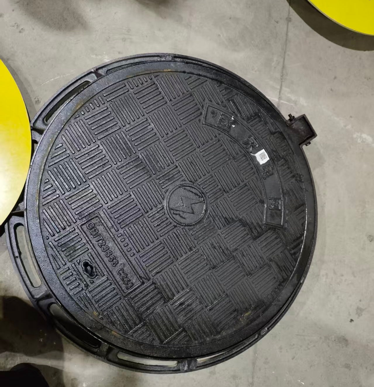 Customizable ductile iron double-layer manhole covers