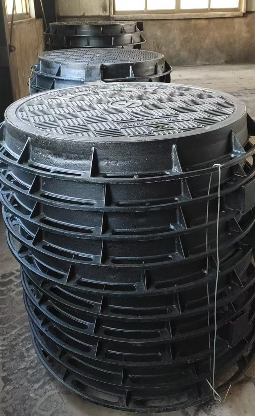 Customizable ductile iron double-layer manhole covers